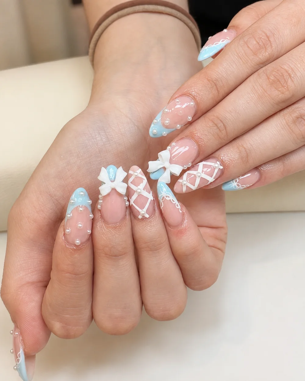 KI-bearbeitete Aufnahme: rosa-blaue Nägel mit Schleifen und Perlen